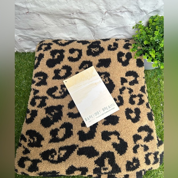 BAREFOOT DREAMS Midnight/ Camel Throw Blanket gently used $180 - Picture 11 of 12